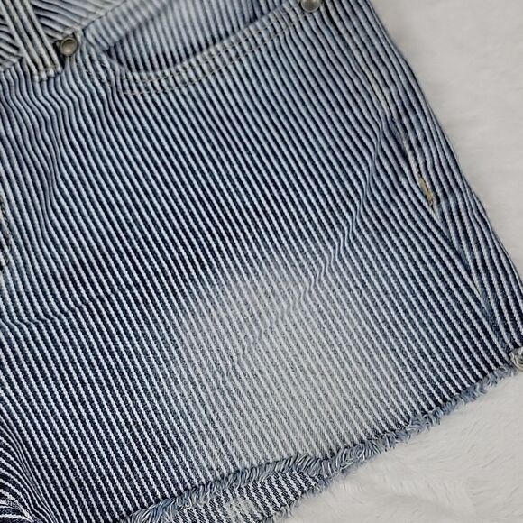 LCĀ LAURENāCONRADāPināStripedāJeanāShortsā - Picture 3 of 4